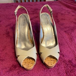 GUESS LEATHER PUMPS W/ PEEP TOE 9.5M (BEIGE)
